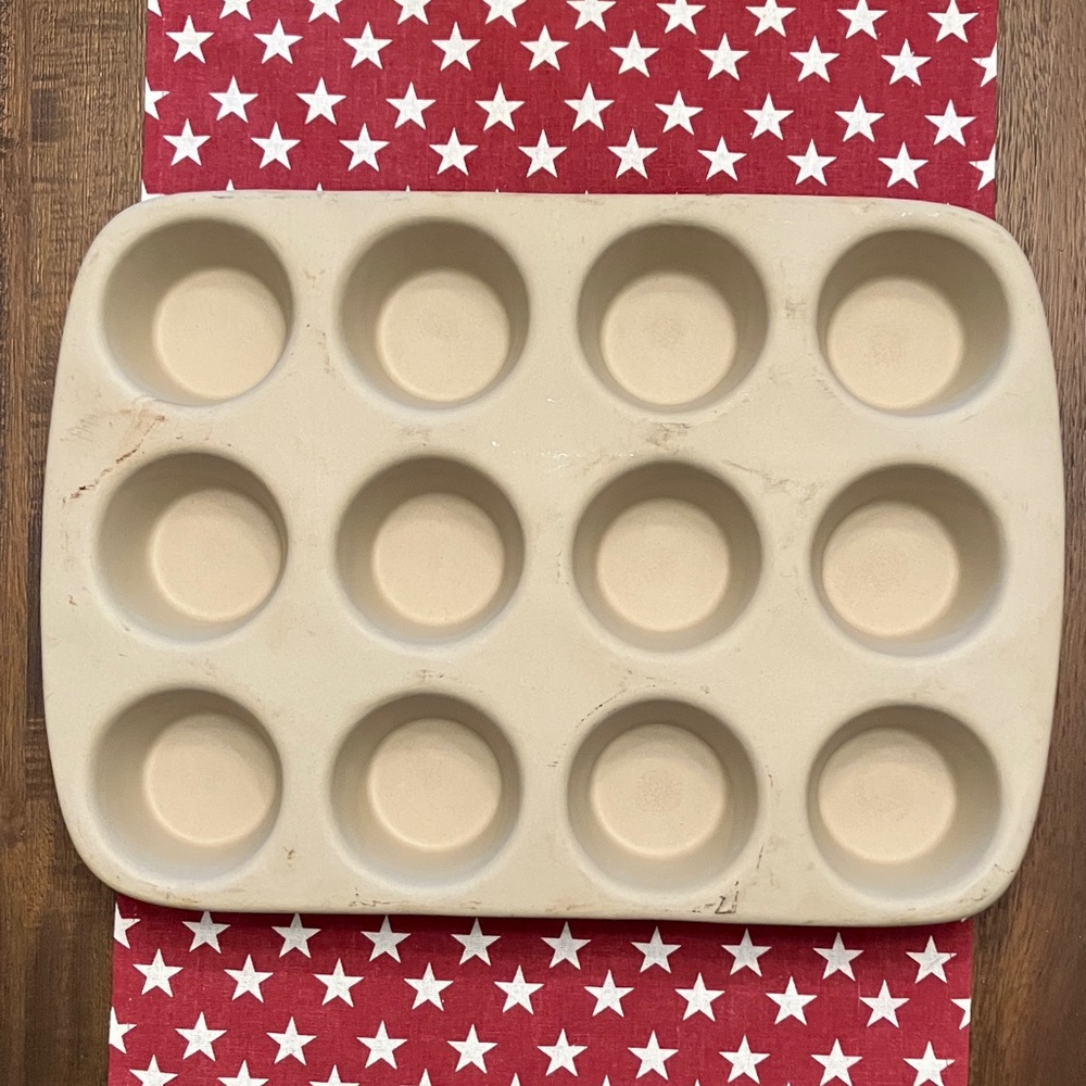 Pampered Chef Stoneware Muffin and cupcake pan